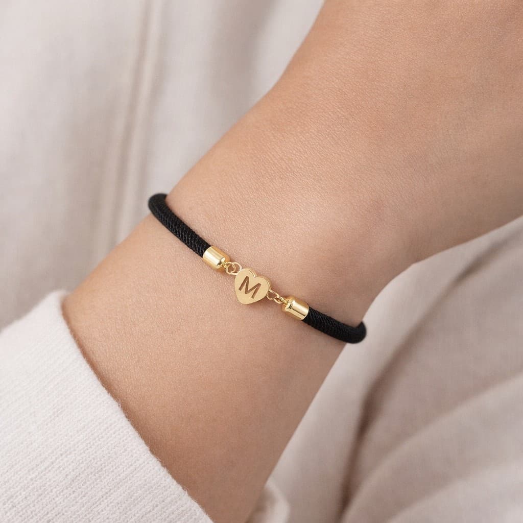 Initiaal Armband met Hartje zwart — alternatieve afbeelding